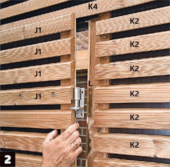 Bygg Cykelförråd: Gångjärnen skruvas fast Bygg Cykelförråd